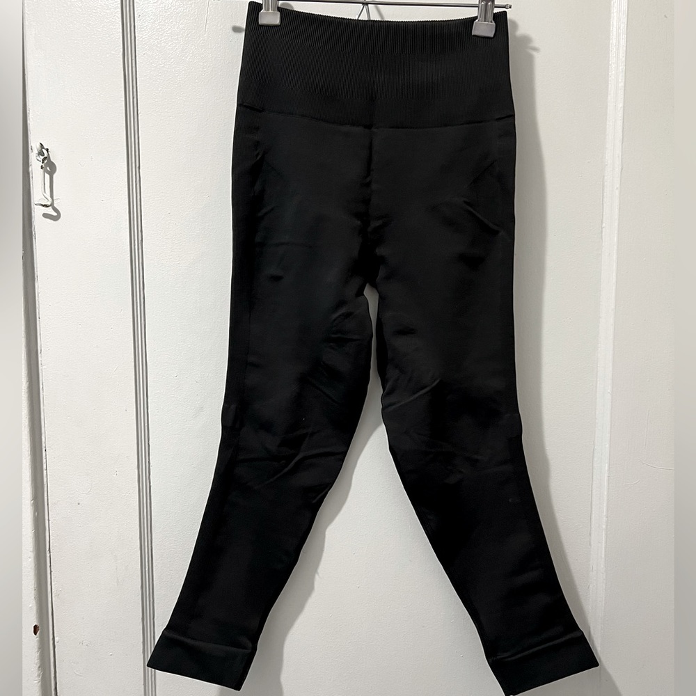 Lululemon athletica cropped leggings black size 6
